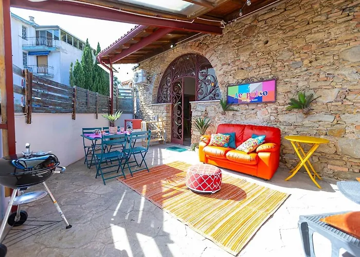 بيت للعطل Stone With A Terrace