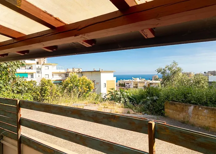 بيت للعطل Stone With A Terrace