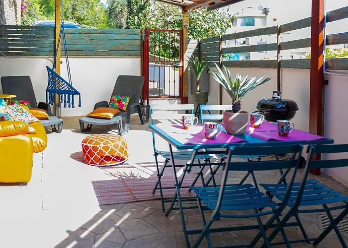 بيت للعطل Stone With A Terrace